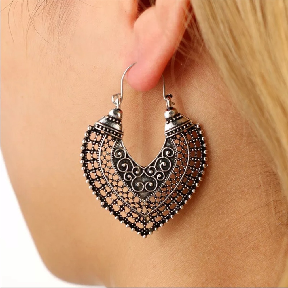 New Vintage Hollow Out Heart Earrings gold color - Picture 6 of 6